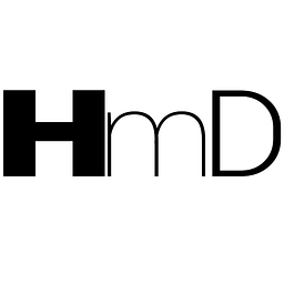 Knecht Matthias Holz mit Design Logo