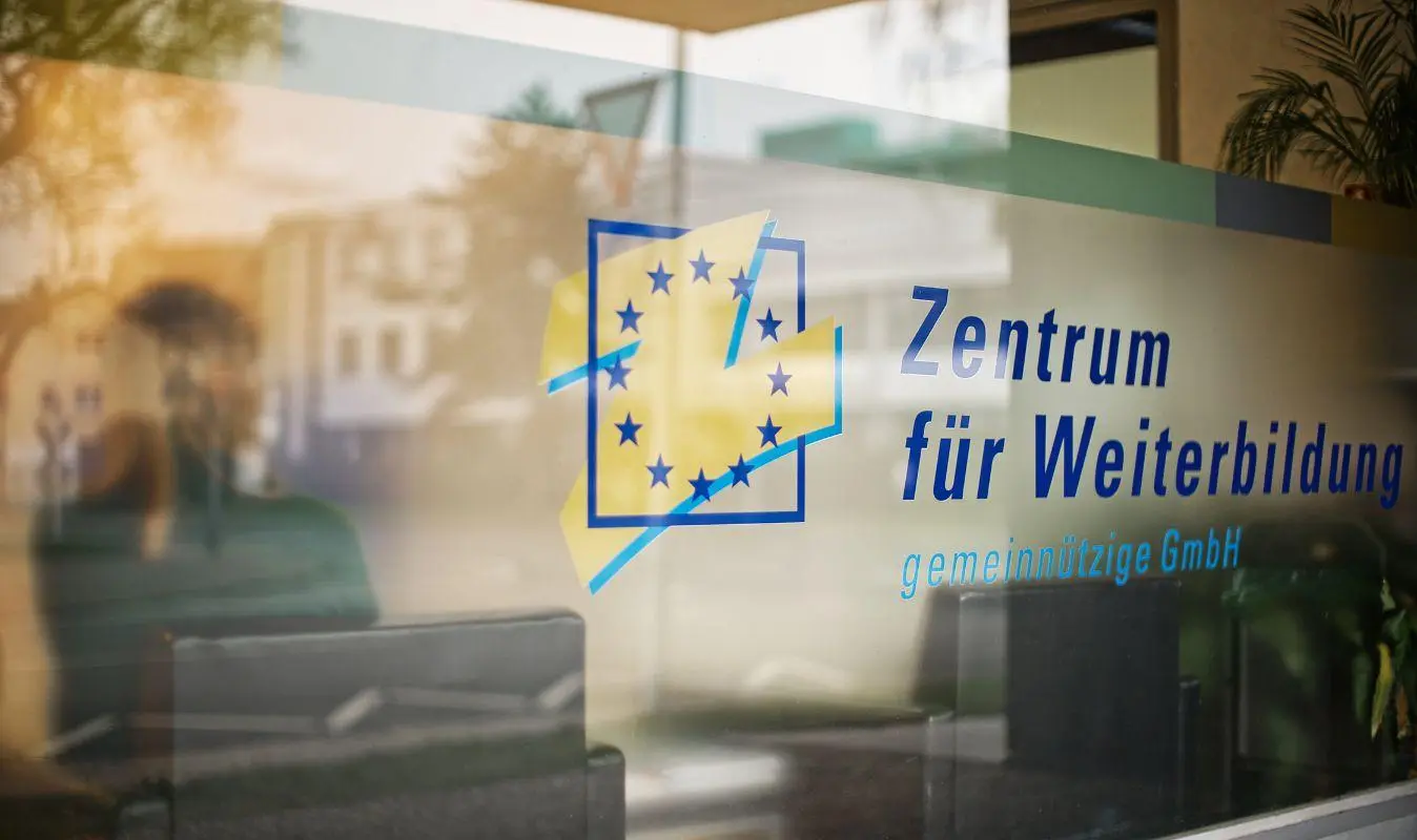 Zentrum für Weiterbildung GmbH Bildungseinrichtungen Logo